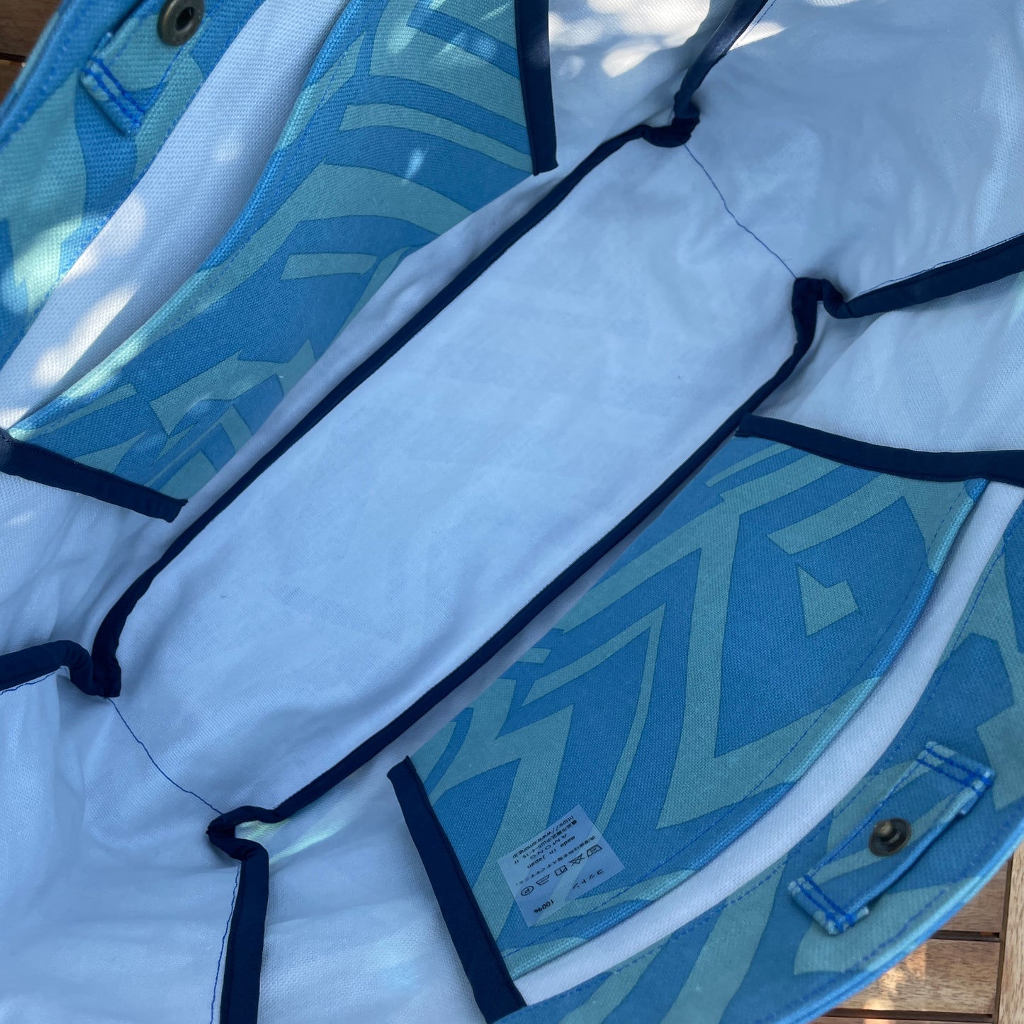 AMONG トートバッグ Mサイズ サイドポケット付 水ミチ 育てよう 幾何学柄 日本製 綿 コットン 100% 大容量 通勤 通学 道 未知 日本の言葉遊び