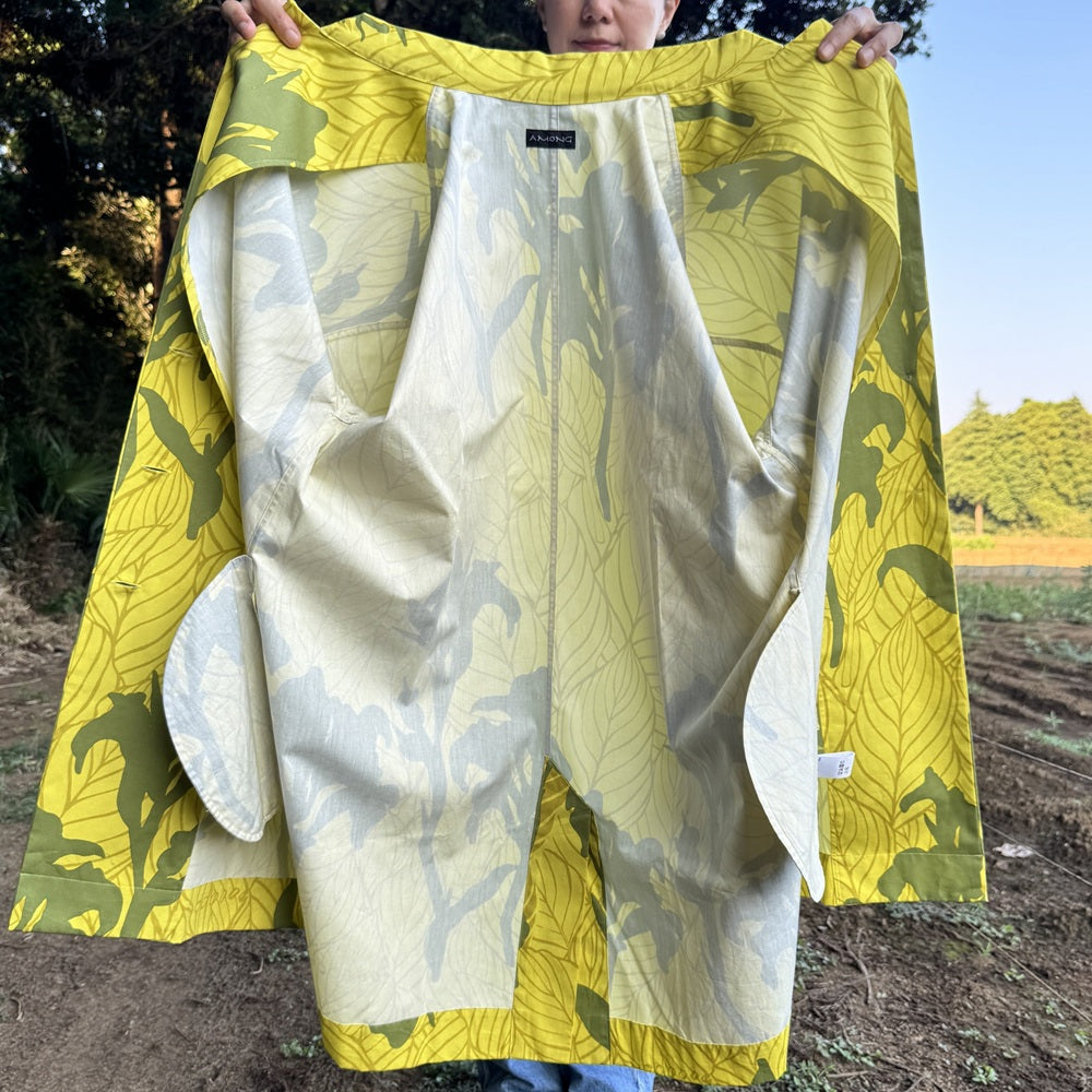 AMONGのイエローと深みのあるオリーブグリーンの「カンナ」_光柄アトリエコート。コットンウエザーで軽やかでハリのある生地。フリーサイズ。