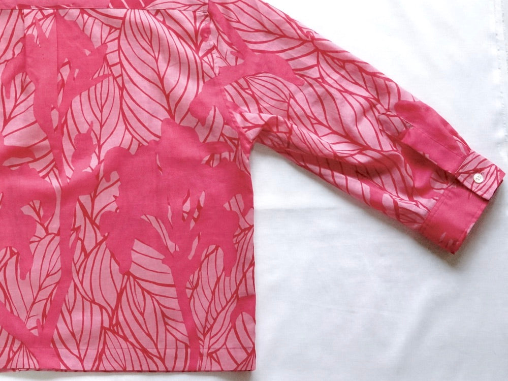 AMONGの花柄シャツ カンナ_愛情 コットン100%の心地よい生命力溢れるカンナのモチーフを明るいチェリーピンクで描いた一枚。