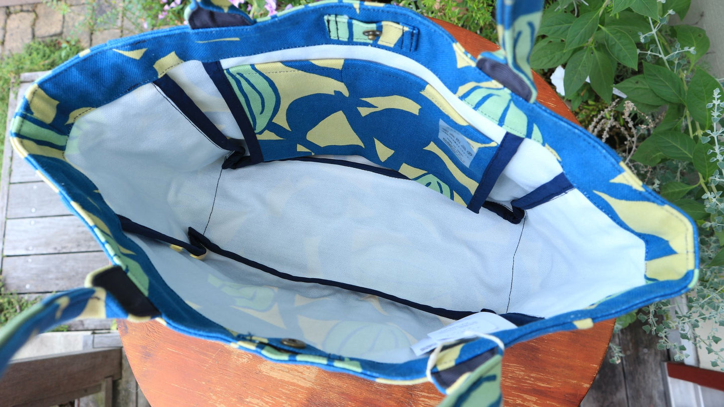 夜空の星のように輝く「スターフルーツ」柄のトートバッグ。マチ広でサイドポケット付きのSサイズ