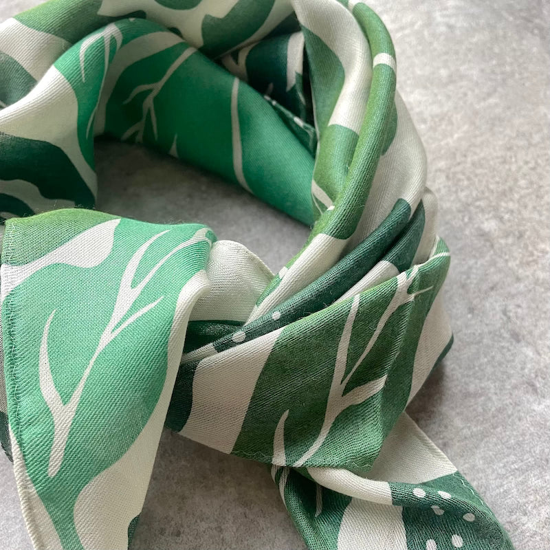 LAST1 プチスカーフ「桃栗三年柿八年」変化-white×green系(シルク40%レーヨン60%)