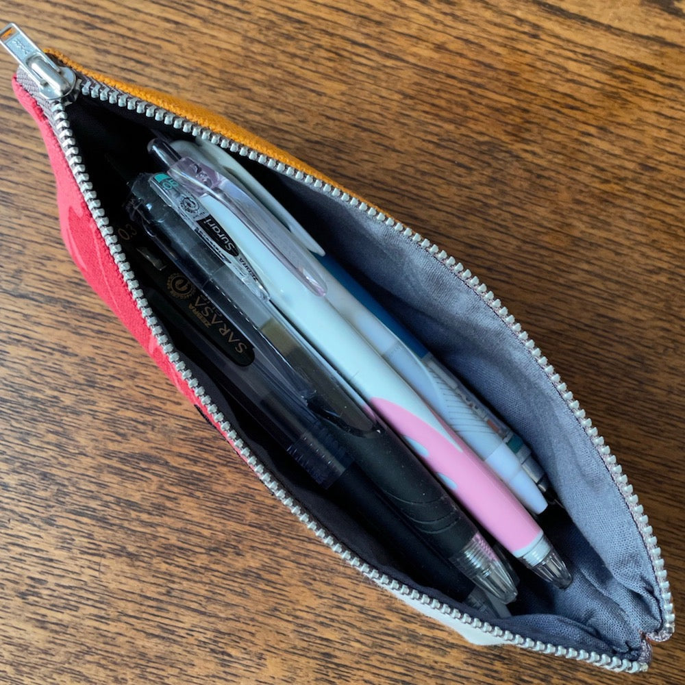 星と木々のテキスタイルが映えるAMONGのコットン100%日本製のペンケース スターフルーツ スター 木柄。バッグの中に鮮やかな遊び心と整理に。