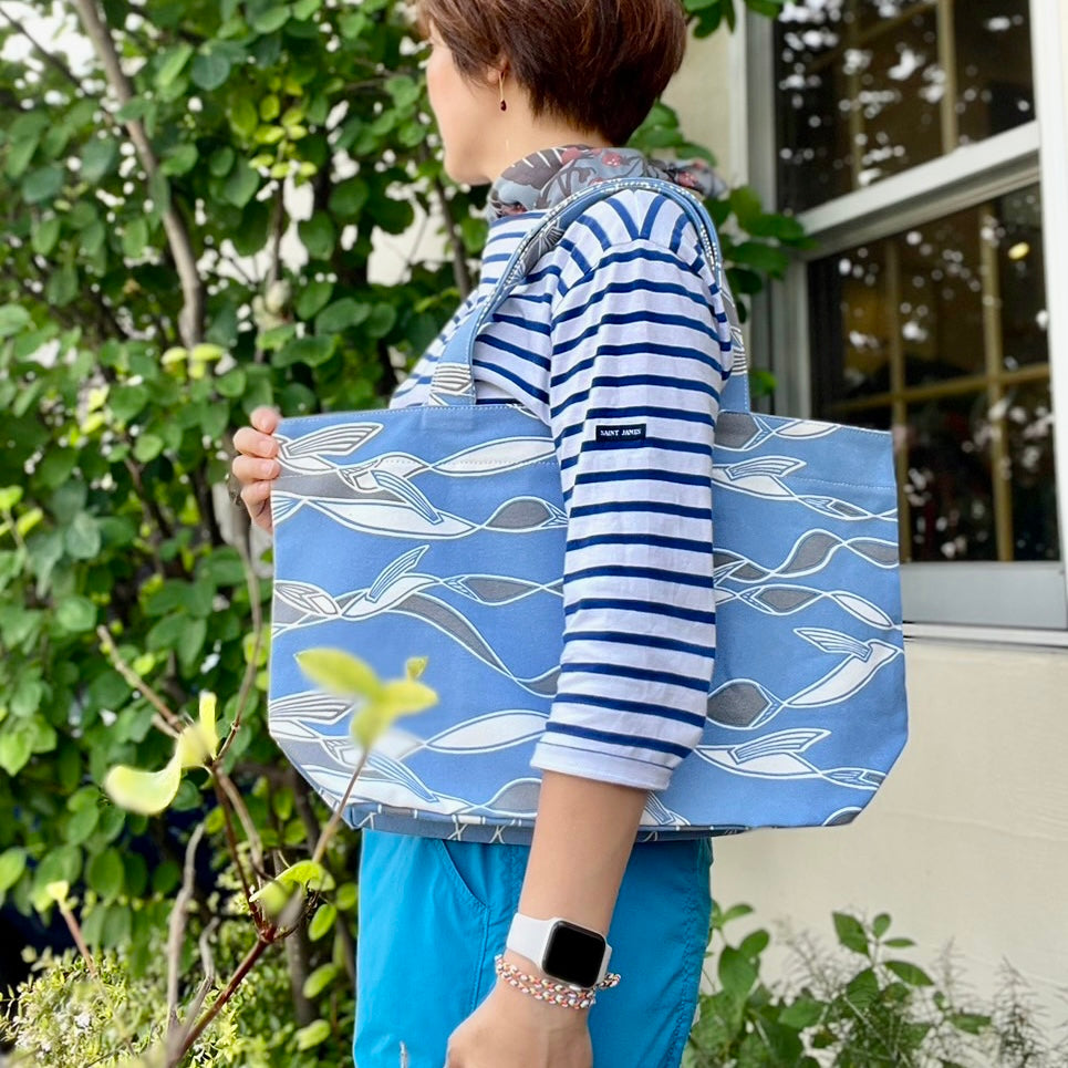 AMONGトートバッグ(L)「水を得た魚」Swim! ブルーベース – among-online