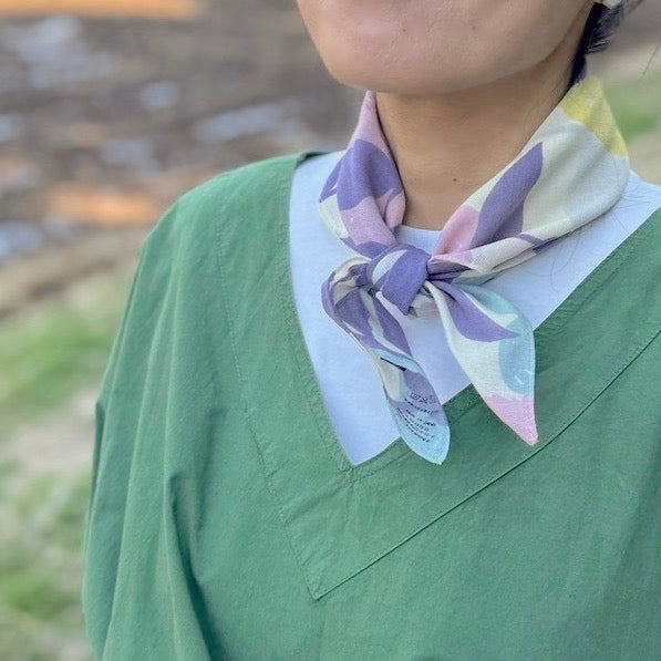 Petite scarf "Tenki" bright leaves (100% cotton chiffon)
