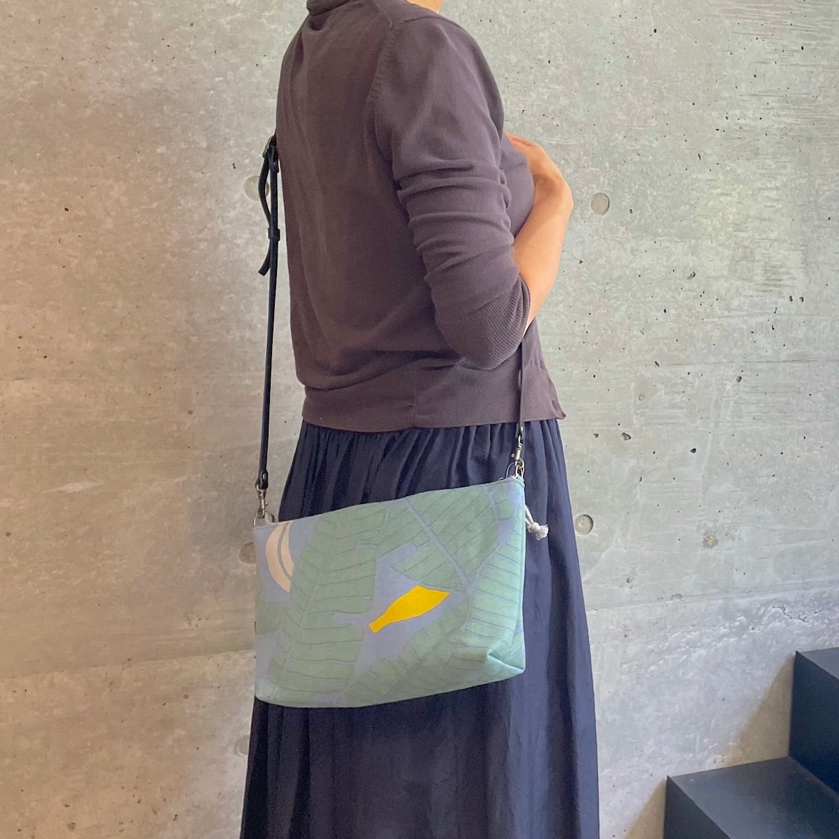 LAST1ミニショルダー 「バナナ」木陰_葉