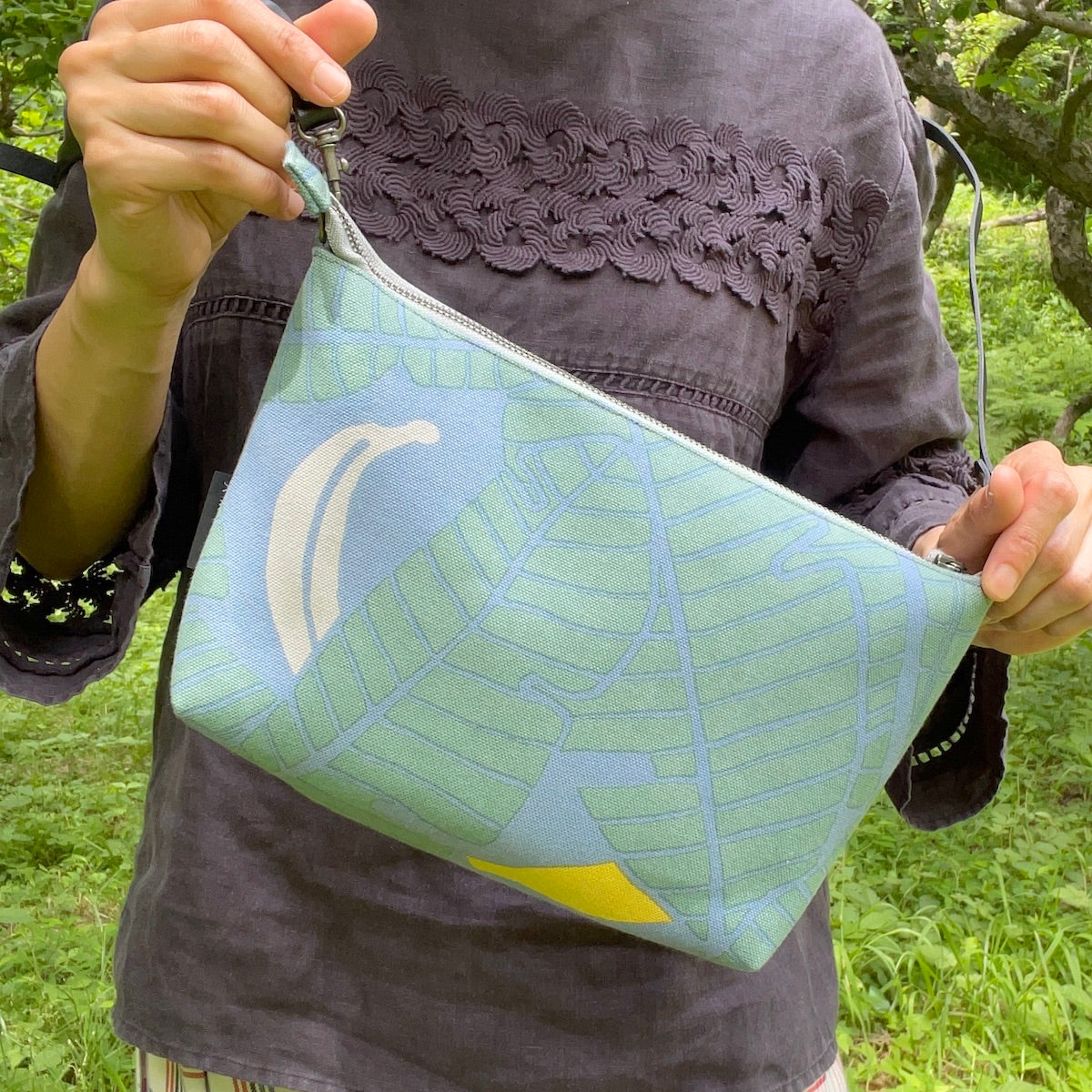 LAST1ミニショルダー 「バナナ」木陰_葉