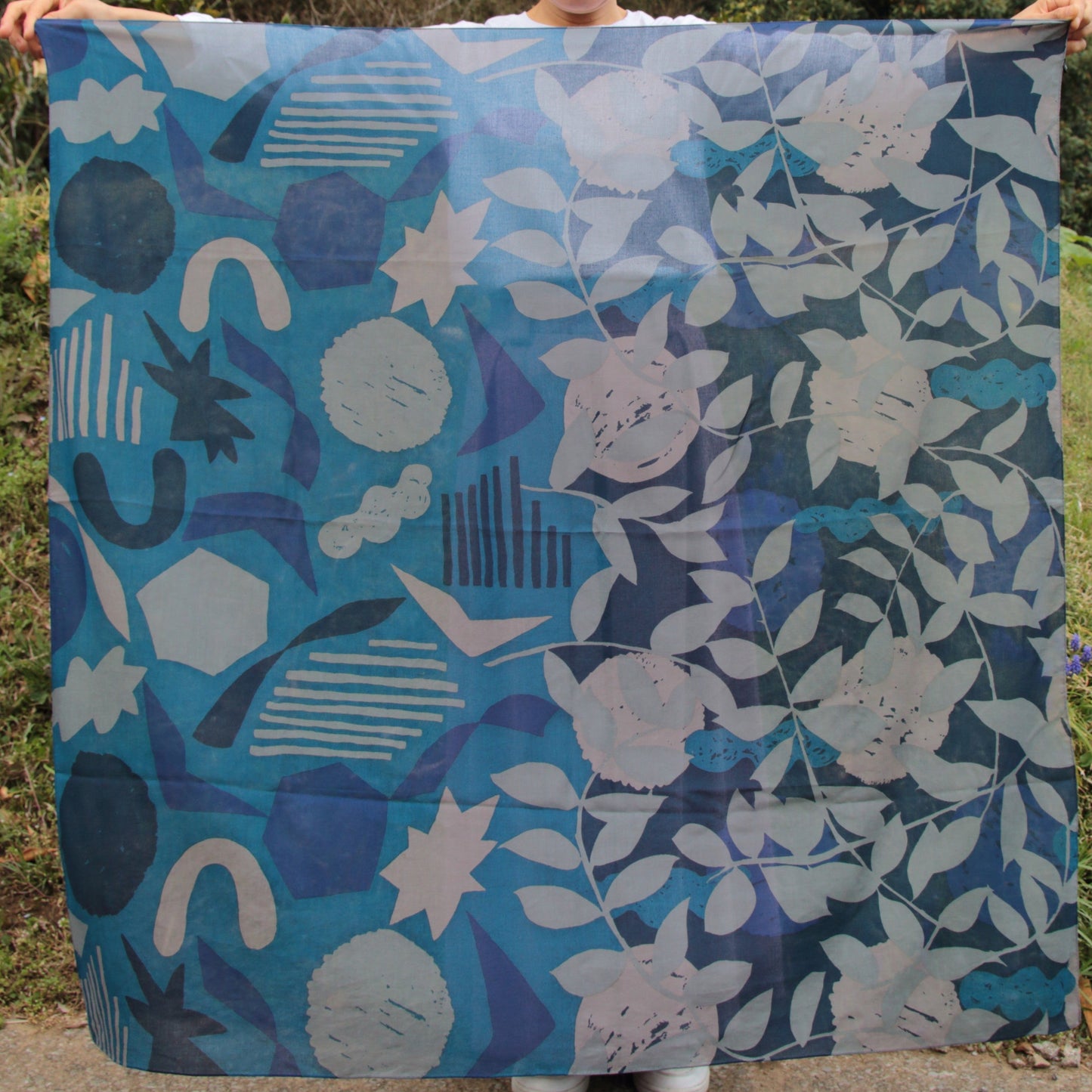 AMONG スカーフ テンキ 夜空 ネイビー 星空柄 夜空柄 天気 転機 日本製 デザインコットン スカーフ シボ加工 レディース ボタニカル 自然 正方形 四角形 しぼ加工