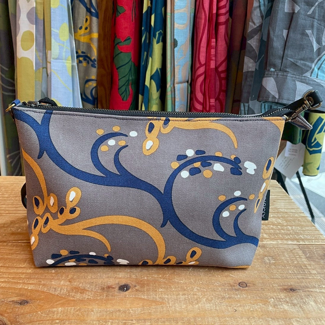 田んぼを描いたAMONGのミニショルダーバッグ。ナチュラルで上品な雰囲気が魅力。