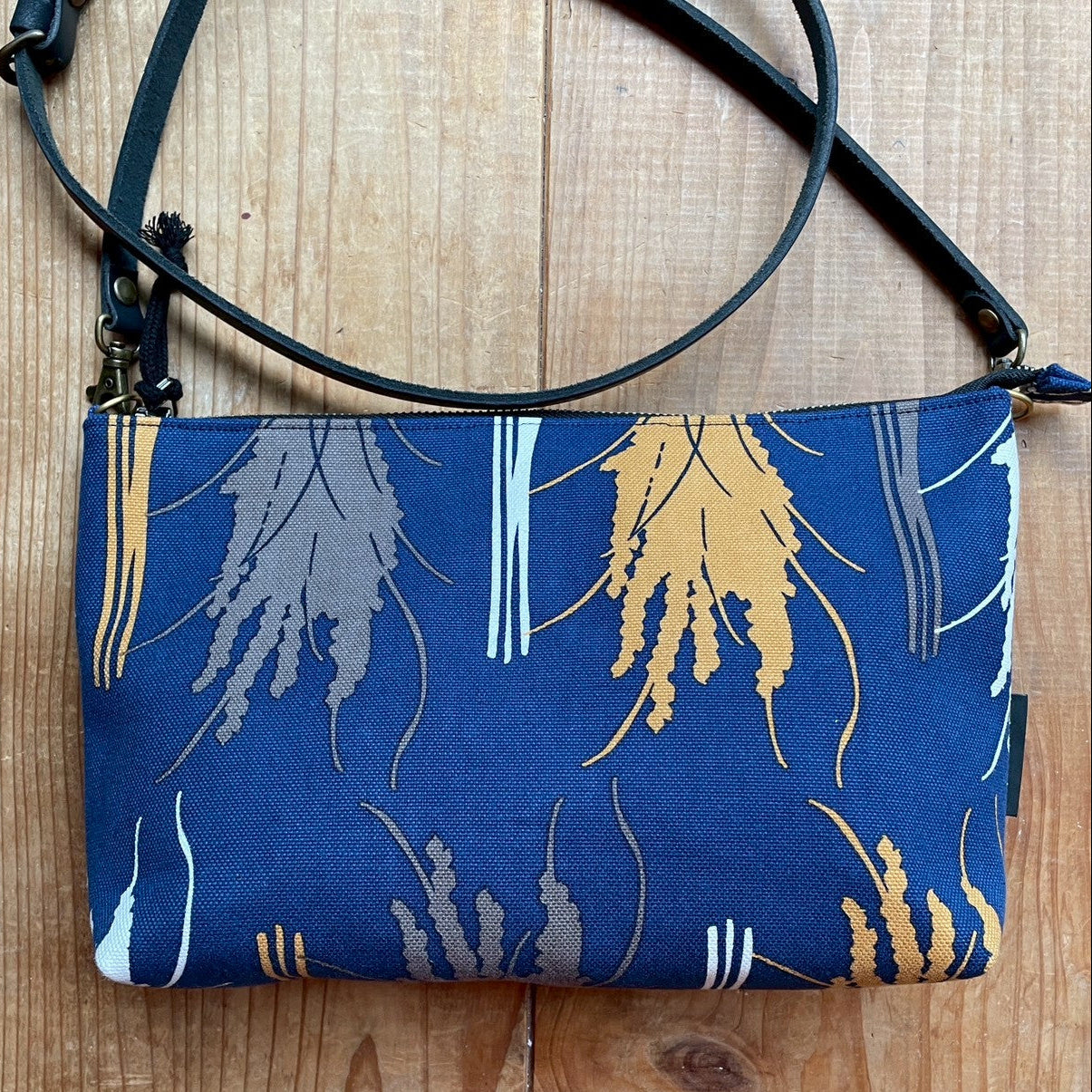 稲穂を描いたAMONG「オイシイネ!」稲柄ミニショルダーバッグ。ナチュラルで上品なデザインが魅力。