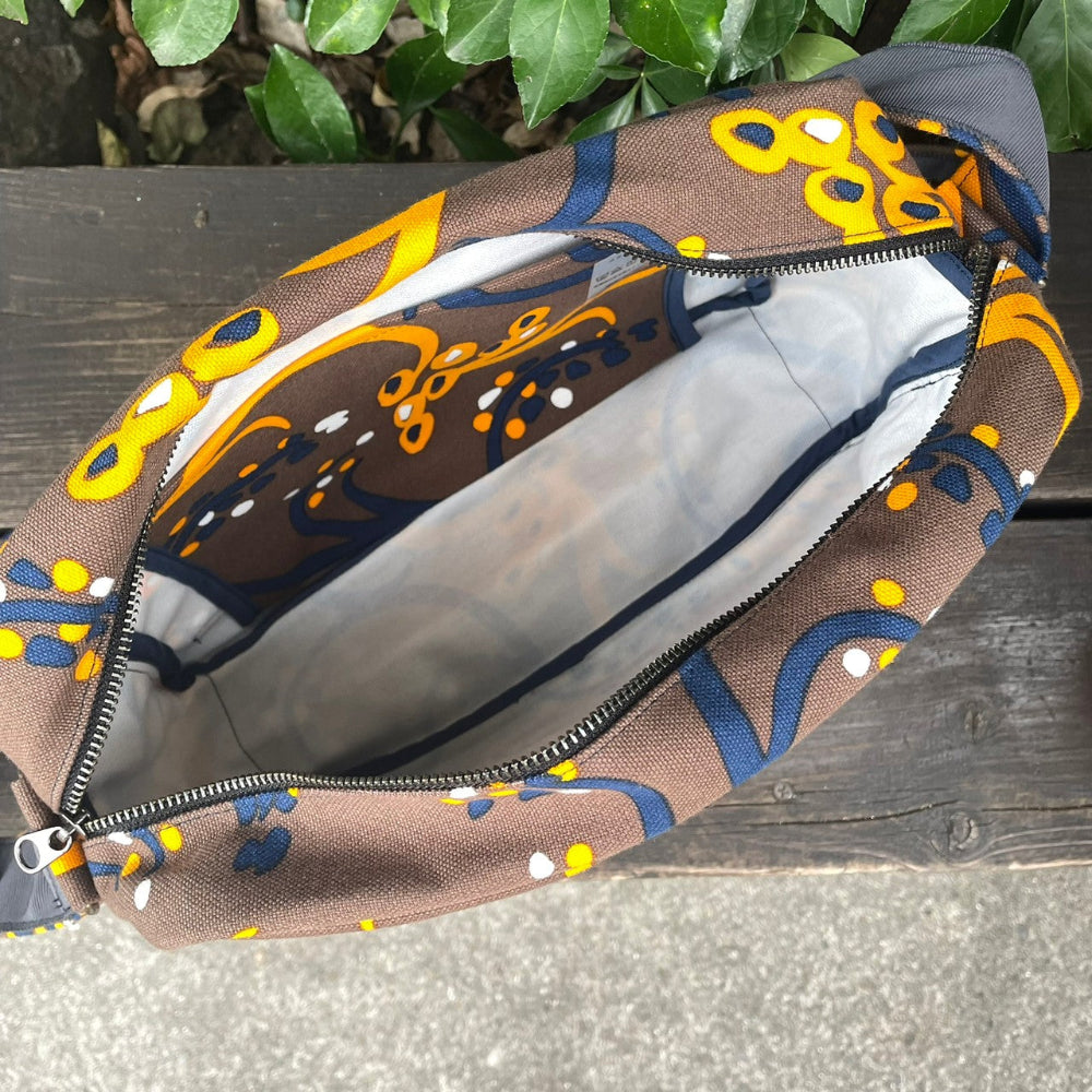 AMONGのおでかけショルダーバッグ 「イネ」オイシイネ!田んぼ柄。ブラウン×ネイビー×山吹色。コンパクトに見えて旅行に最適な大容量。コットン100%を横浜捺染で染めたの日本製。