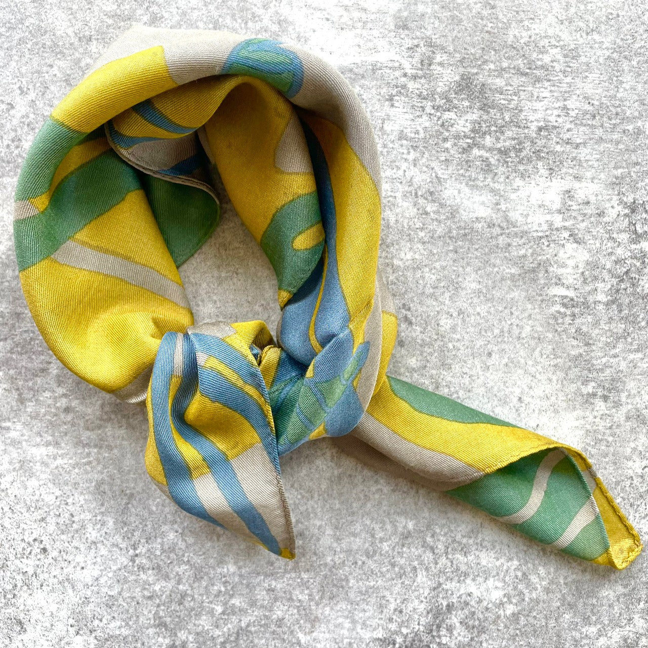 Petit scarf "Banana" in the shade of a tree_fruit (40% silk 60% rayon)