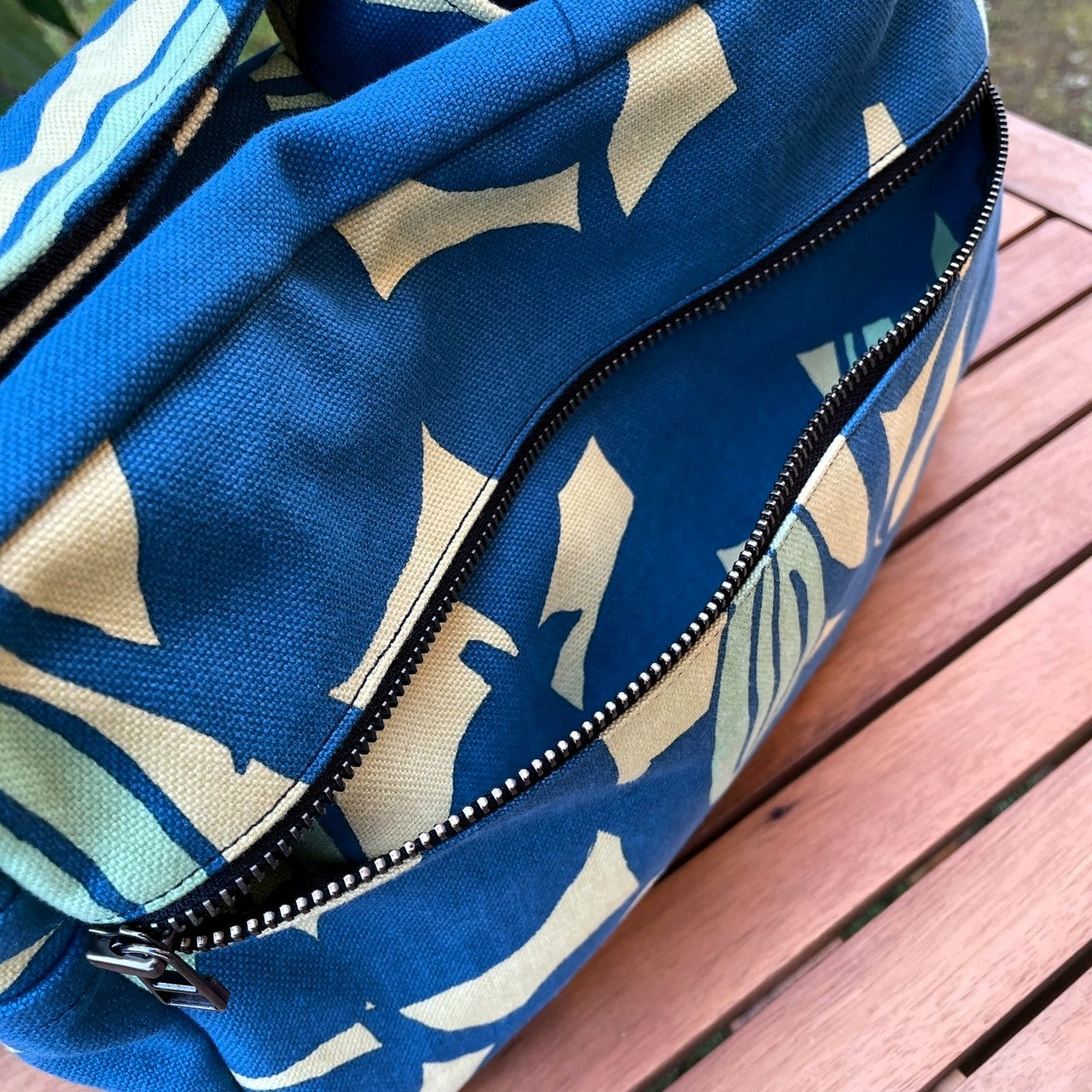 AMONGのおでかけショルダーバッグ スターフルーツ スターイエロー×ブルーの木柄。旅行に最適なコンパクトだけど大容量。コットン100%の日本製。