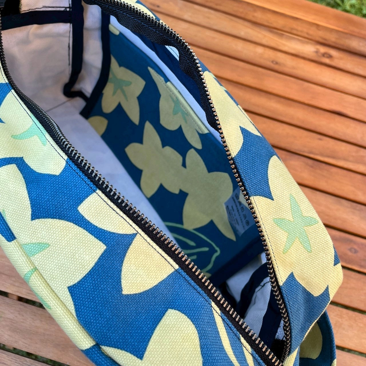 AMONGのおでかけショルダーバッグ スターフルーツ スターイエロー×ブルーの星柄。旅行に最適な大容量。コットン100%の日本製。