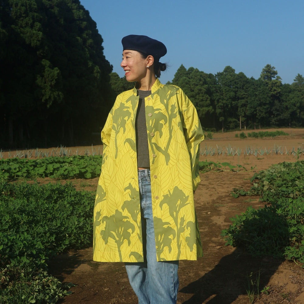 AMONGのイエローと深みのあるオリーブグリーンの「カンナ」_光柄アトリエコート。コットンウエザーで軽やかでハリのある生地。フリーサイズ。