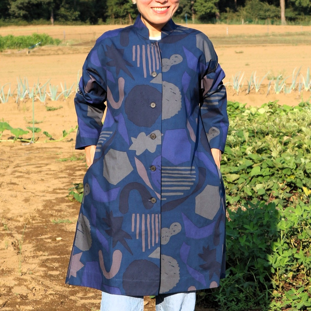 AMONGのアトリエコート「テンキ」夜空の天気柄。Aラインのフリーサイズで着やすい日本製。ミッドナイトブルーとグレーで表現された深い夜空の柄。