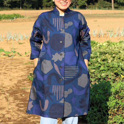 AMONGのアトリエコート「テンキ」夜空の天気柄。Aラインのフリーサイズで着やすい日本製。ミッドナイトブルーとグレーで表現された深い夜空の柄。