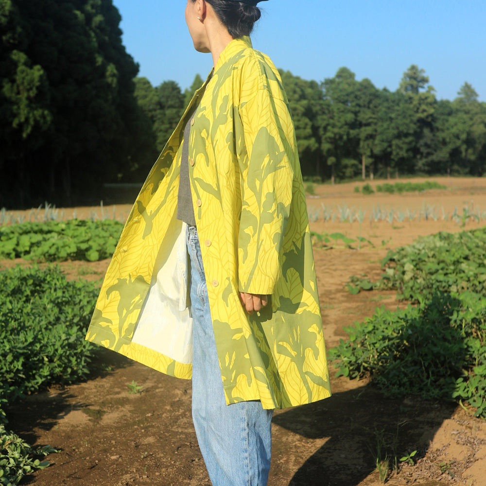 AMONGのイエローと深みのあるオリーブグリーンの「カンナ」_光柄アトリエコート。コットンウエザーで軽やかでハリのある生地。フリーサイズ。
