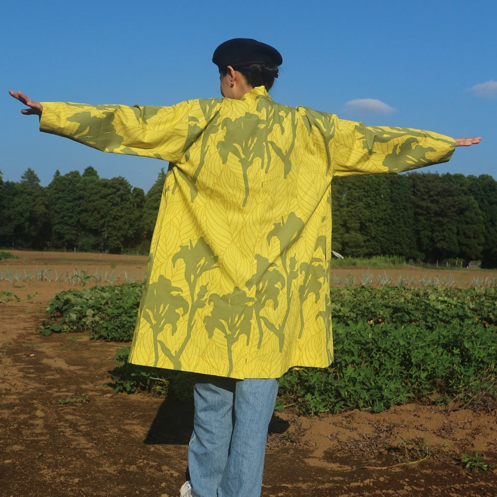 AMONGのイエローと深みのあるオリーブグリーンの「カンナ」_光柄アトリエコート。コットンウエザーで軽やかでハリのある生地。フリーサイズ。