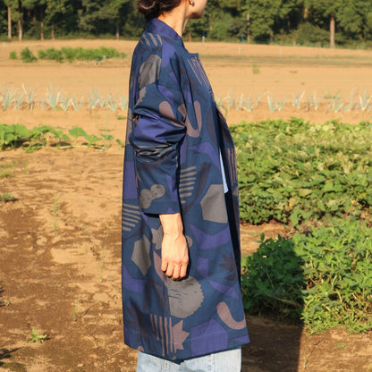 AMONGのアトリエコート「テンキ」夜空の天気柄。Aラインのフリーサイズで着やすい日本製。ミッドナイトブルーとグレーで表現された深い夜空の柄。