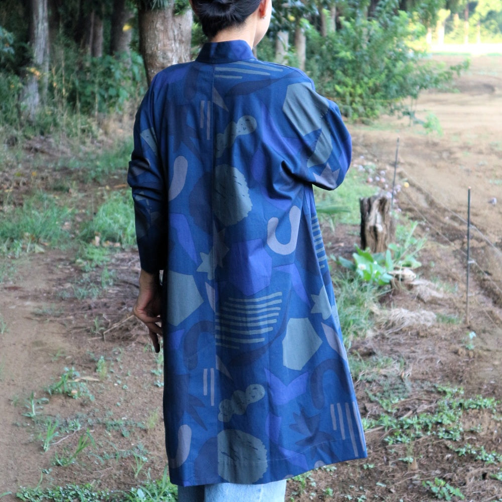 AMONGのアトリエコート「テンキ」夜空の天気柄。Aラインのフリーサイズで着やすい日本製。ミッドナイトブルーとグレーで表現された深い夜空の柄。