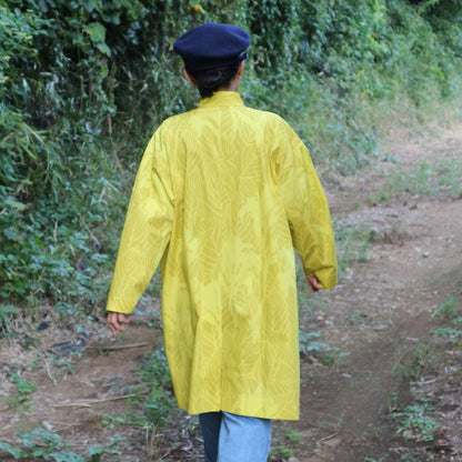 AMONGのアトリエコート「カンナ」光。２色のイエローのカンナ柄。Aラインのロング丈のフリーサイズで着回し自在。日本製の1点モノアウターです。