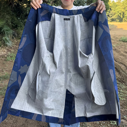 AMONGのアトリエコート「テンキ」夜空の天気柄。Aラインのフリーサイズで着やすい日本製。ミッドナイトブルーとグレーで表現された深い夜空の柄。