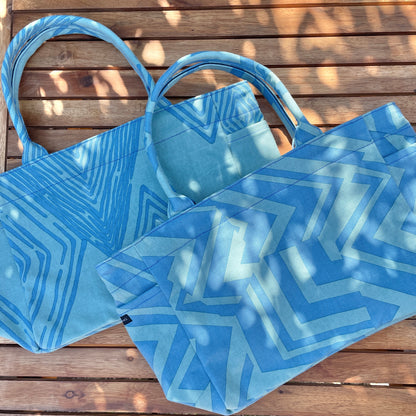 AMONG トートバッグ Mサイズ サイドポケット付 水ミチ 育てよう 幾何学柄 日本製 綿 コットン 100％  大容量 通勤 通学  道 未知 日本の言葉遊び