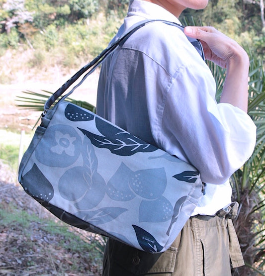 AMONG おでかけショルダーバッグ 桃栗三年柿八年 濃淡 淡い 日本製 綿 コットン100% 果物柄 ボタニカル 旅行用バッグ 縁起が良い 旅行バッグ