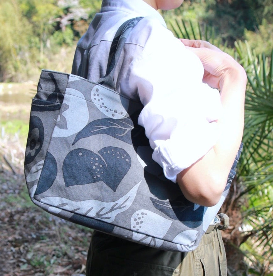 AMONG トートバッグ サイドポケットS  桃栗三年柿八年 濃淡 濃い 日本製 コットン100% ボタニカル 果物柄 縁起が良い