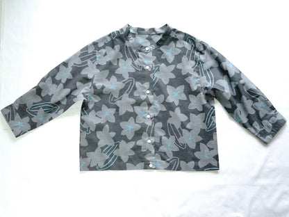 AMONGの花柄シャツ スターフルーツ シルエット 木柄。チャコールにターコイズが映えるスターフルーツの星が印象的。コットン100%が日常に心地よい一枚。
