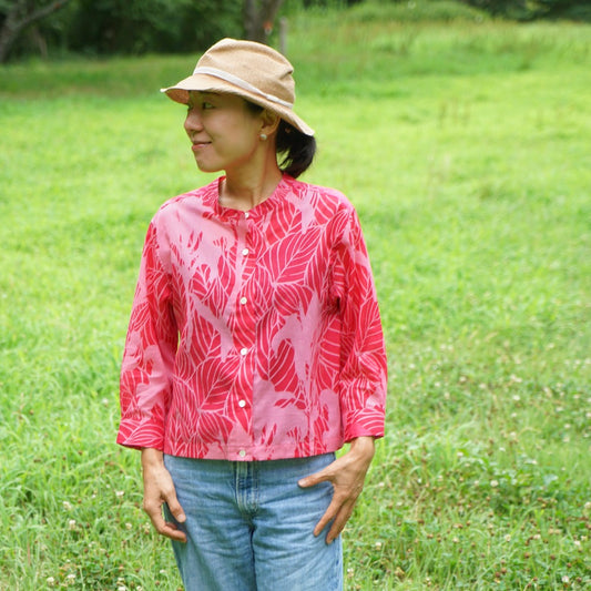 AMONGの花柄シャツ カンナ_愛情 鮮やかなマゼンタで咲くカンナの花柄を纏う。軽やかなコットン100%素材が日常に心地よい一枚。