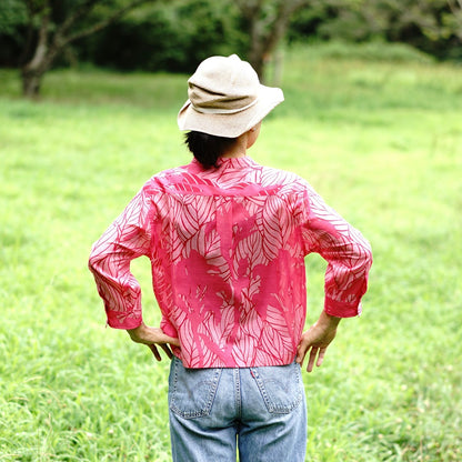 AMONGの花柄シャツ カンナ_愛情 コットン100%の心地よい生命力溢れるカンナのモチーフを明るいチェリーピンクで描いた一枚。