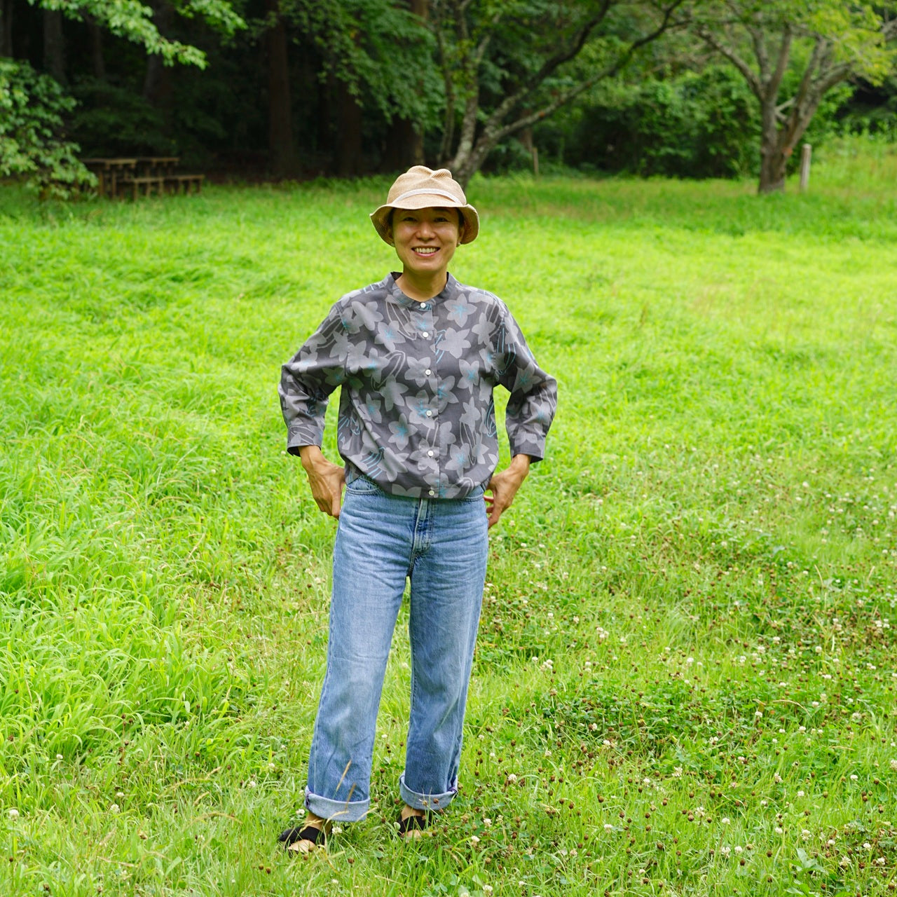 AMONGの花柄シャツ スターフルーツ シルエット 木柄。チャコールにターコイズが映えるスターフルーツの星が印象的。コットン100%が日常に心地よい一枚。