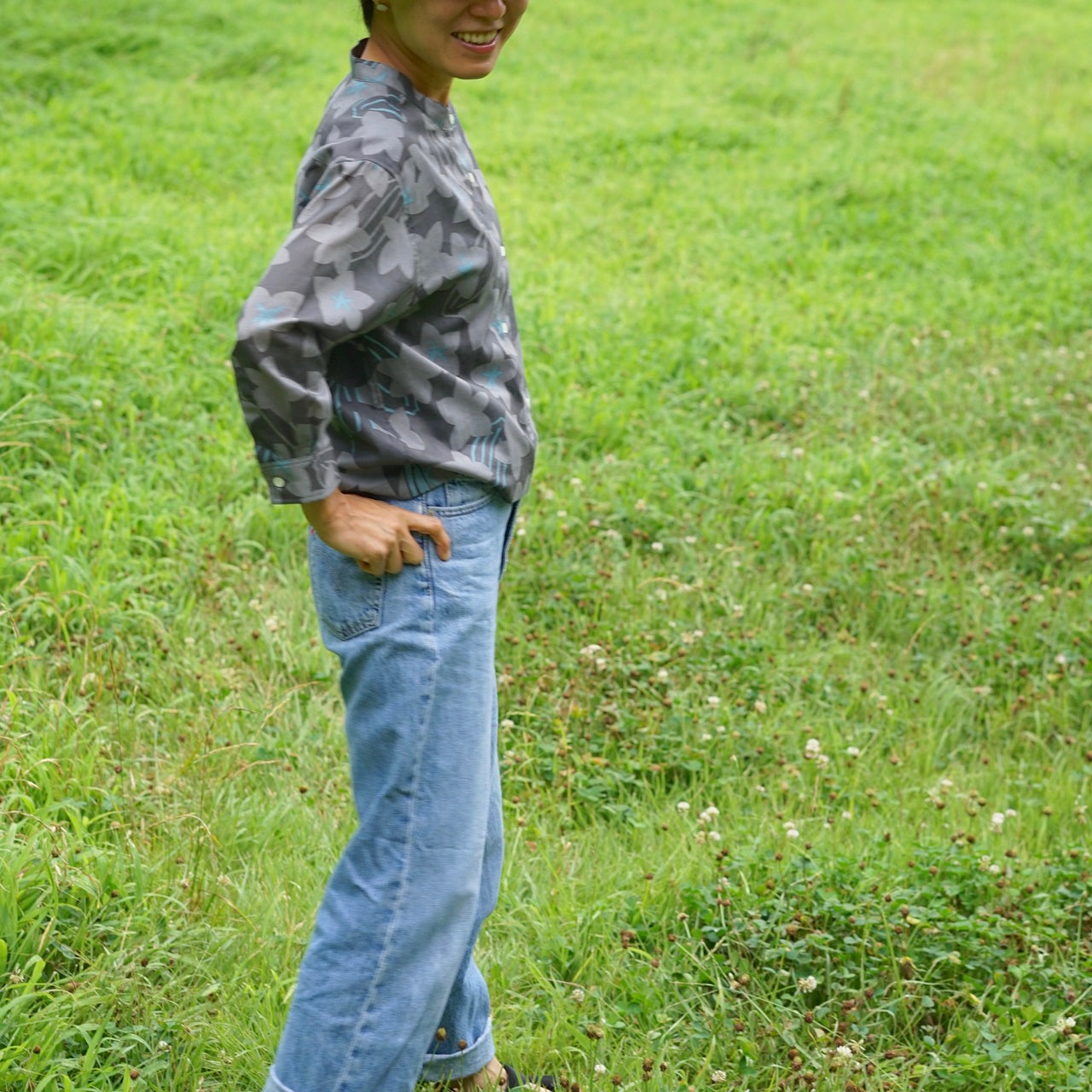 AMONGの花柄シャツ スターフルーツ シルエット 木柄。チャコールにターコイズが映えるスターフルーツの星が印象的。コットン100%が日常に心地よい一枚。