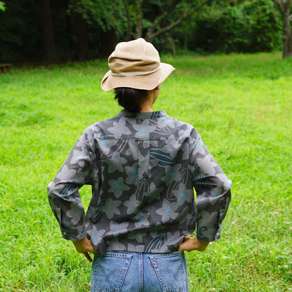 AMONGの花柄シャツ スターフルーツ シルエット 木柄。チャコールにターコイズが映えるスターフルーツの星が印象的。コットン100%が日常に心地よい一枚。