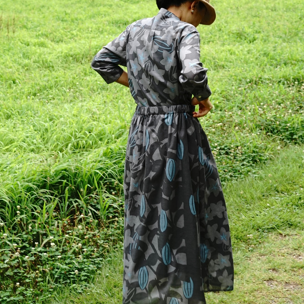 AMONGの花柄シャツ スターフルーツ シルエット 木柄。チャコールにターコイズが映えるスターフルーツの星が印象的。コットン100%が日常に心地よい一枚。