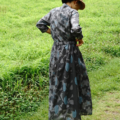 AMONGの花柄シャツ スターフルーツ シルエット 木柄。チャコールにターコイズが映えるスターフルーツの星が印象的。コットン100%が日常に心地よい一枚。