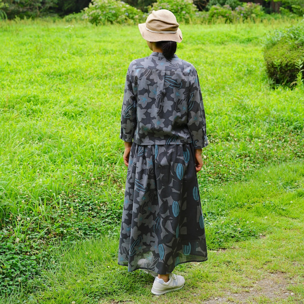 AMONGの花柄シャツ スターフルーツ シルエット 木柄。チャコールにターコイズが映えるスターフルーツの星が印象的。コットン100%が日常に心地よい一枚。