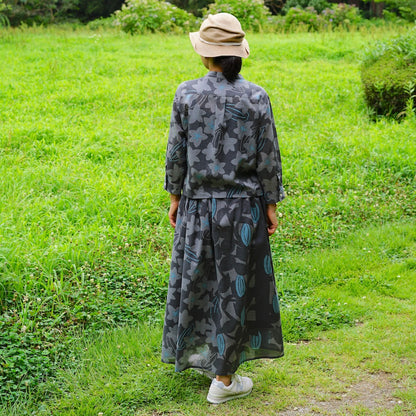 AMONGの花柄シャツ スターフルーツ シルエット 木柄。チャコールにターコイズが映えるスターフルーツの星が印象的。コットン100%が日常に心地よい一枚。