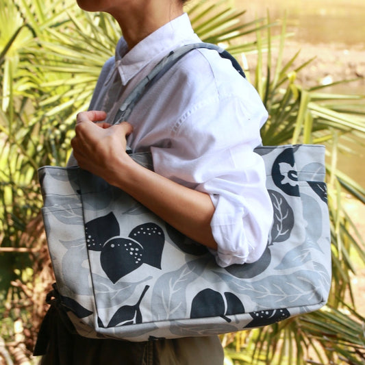 AMONG トートバッグ Mサイズ サイドポケット付 桃栗三年柿八年 濃淡 淡い 日本製 コットン100 トートバッグ 果物柄 大容量 縁起が良い