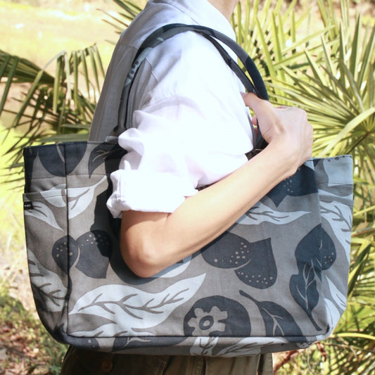 AMONG トートバッグ Mサイズ サイドポケット付き 桃栗三年柿八年 濃淡 濃い 日本製 コットン100 トートバッグ 果物柄 大容量 縁起が良い