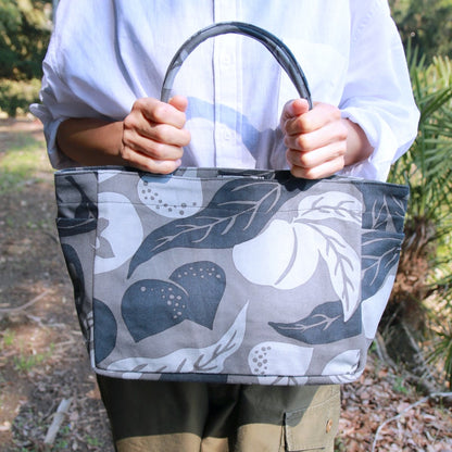 AMONG トートバッグ サイドポケットS  桃栗三年柿八年 濃淡 濃い 日本製 コットン100% ボタニカル 果物柄 縁起が良い