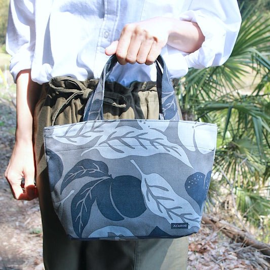 AMONG トートバッグ (S) 桃栗三年柿八年 濃淡 濃い 日本製 綿コットン100% トートバッグ 果実柄 ボタニカル Sサイズ