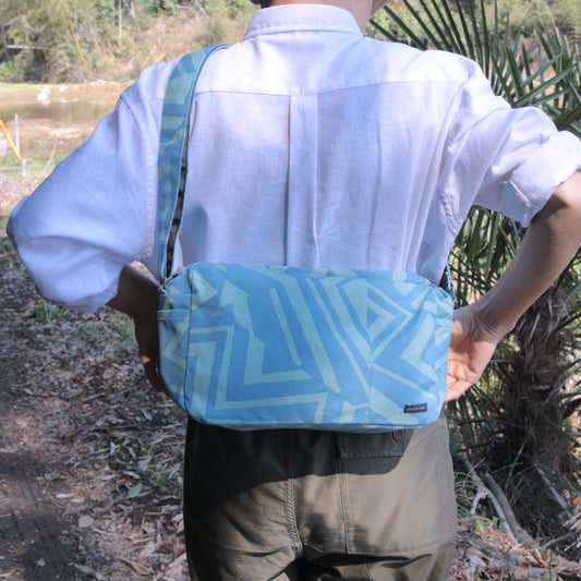 AMONG おでかけショルダーバッグ ミチ 育てよう 幾何学柄 日本製 綿コットン100% ショルダーバッグ  旅行用バッグ 道 未知 日本の言葉遊び 旅行バッグ