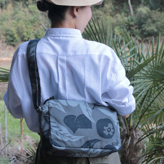 AMONG おでかけショルダーバッグ 桃栗三年柿八年 濃淡 濃い 日本製 綿 コットン100% 果物柄 ボタニカル 旅行用バッグ 縁起が良い 旅行バッグ