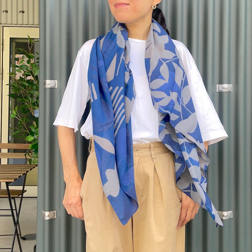 AMONG スカーフ テンキ 夜空  モダール90％ ウール10％ モダールウール 小さなスカーフ ミニスカーフ 花柄 ボタニカル 手染め 手捺染 ネイビー グレー