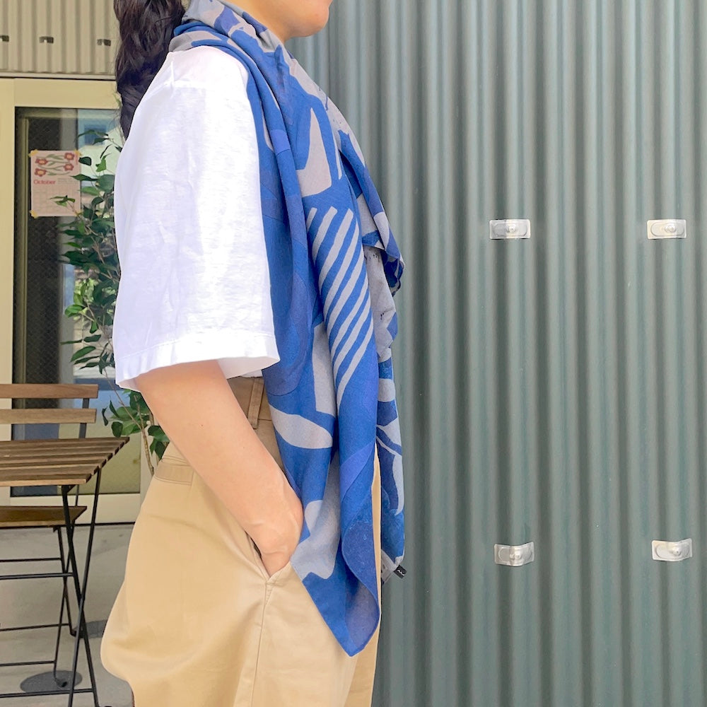 AMONG スカーフ テンキ 夜空  モダール90％ ウール10％ モダールウール 小さなスカーフ ミニスカーフ 花柄 ボタニカル 手染め 手捺染 ネイビー グレー