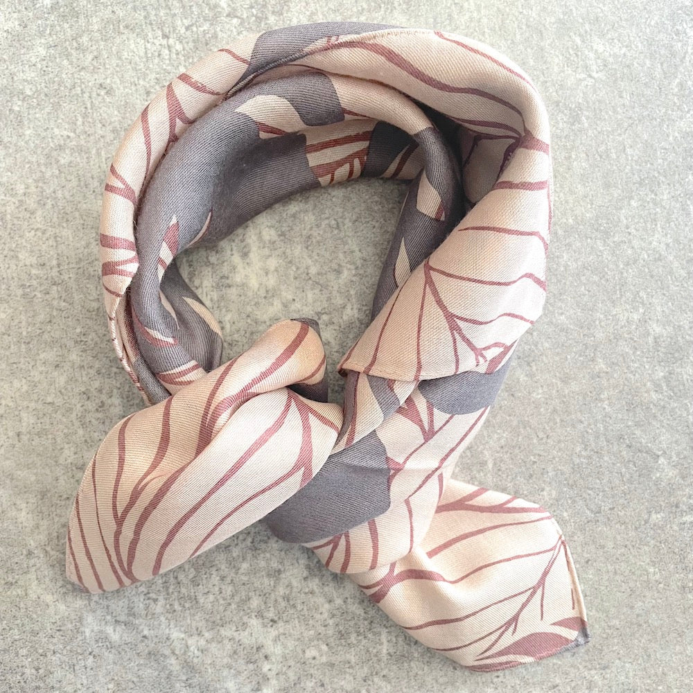 Petit scarf "Kanna" generous size_beige (40% silk 60% rayon)