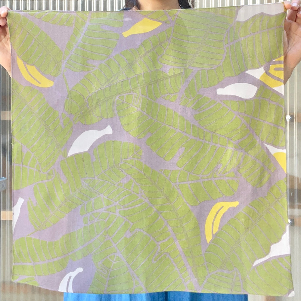 Petit scarf "Banana" in the shade of a tree_fruit (40% silk 60% rayon)