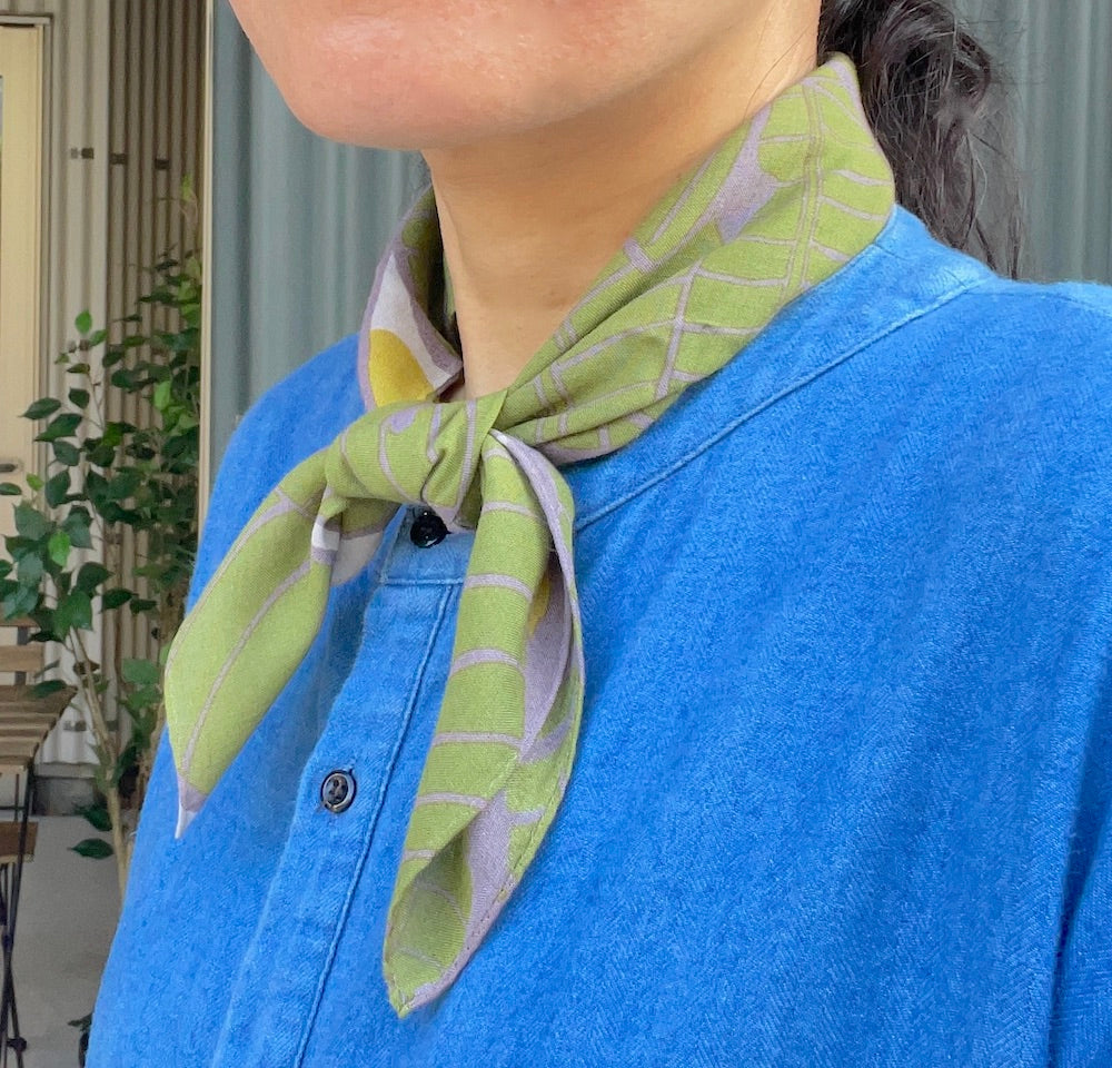 Petit scarf "Banana" in the shade of a tree_fruit (40% silk 60% rayon)